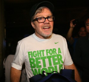 Pacquiao_LAX_arrival_120505_004a